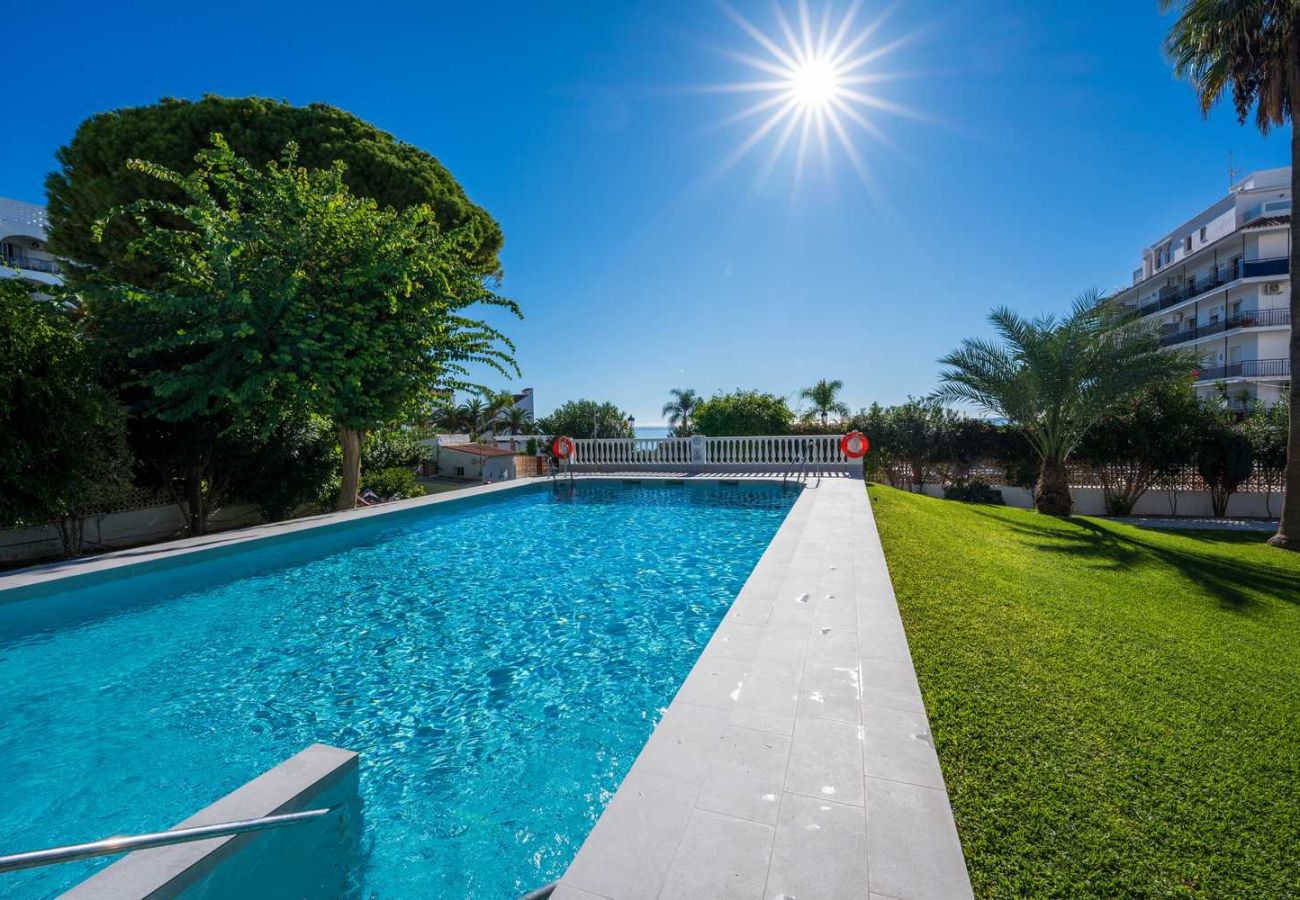 Piscina de agua salada en Edificio Carabeo bajo el sol.