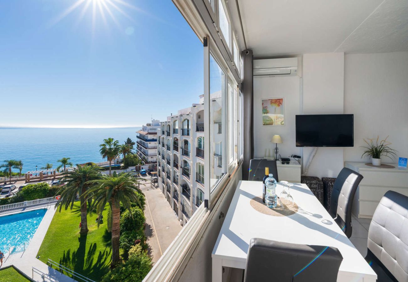 Comedor en Carabeo 45 con vistas al mar y a la piscina.