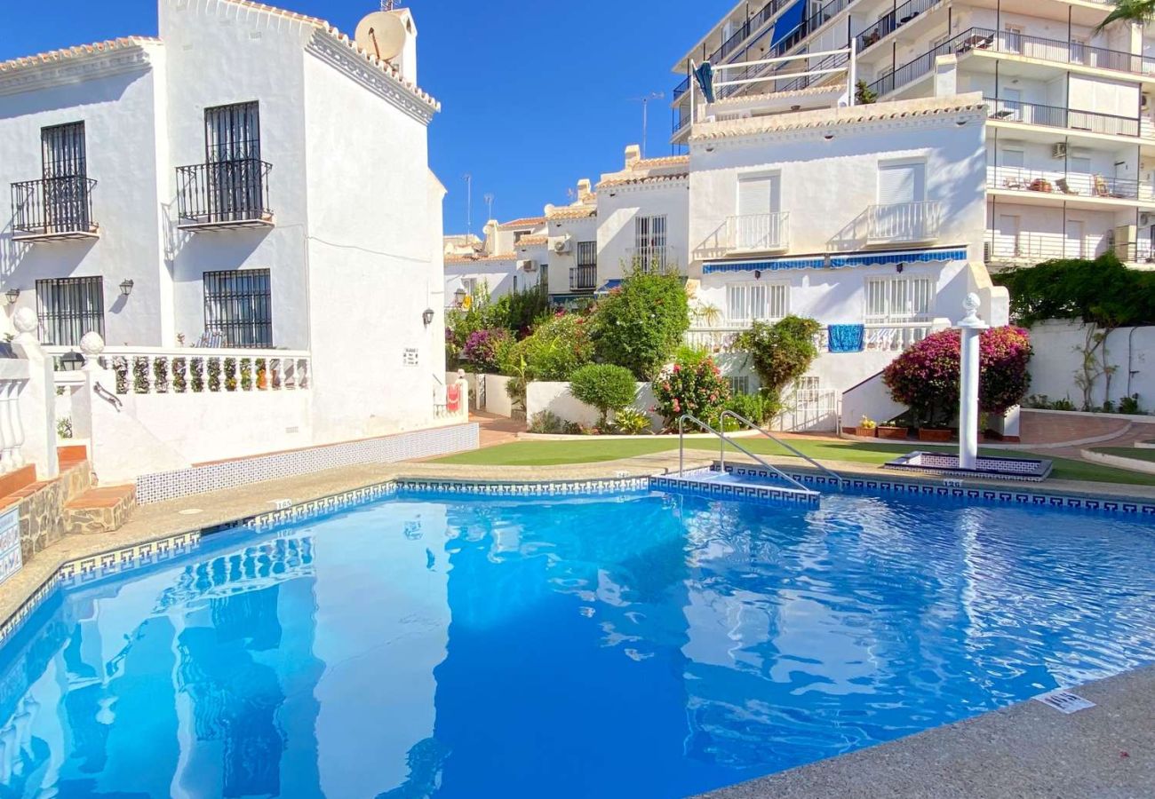 Piscina comunitaria en Urbanización Bajamar Nerja rodeada de casas blancas