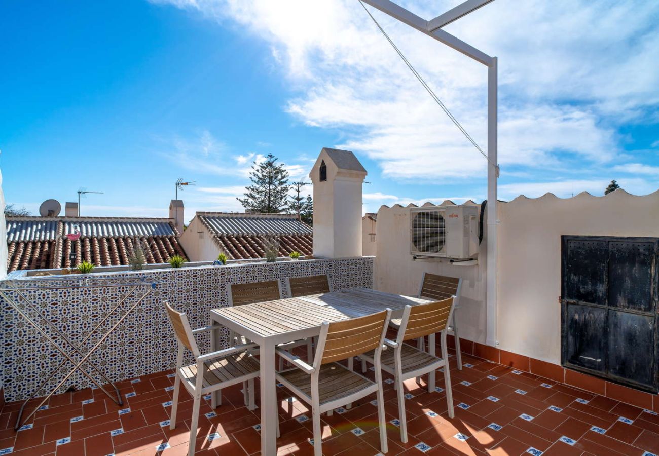 Terraza privada en la azotea con comedor exterior y barbacoa en Nerja