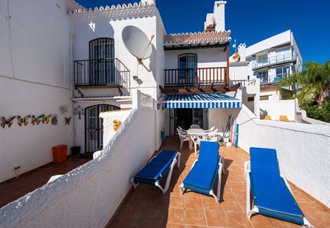 Fachada de casa adosada en urbanización Los Pinos Nerja cerca del Parador y Playa Burriana.