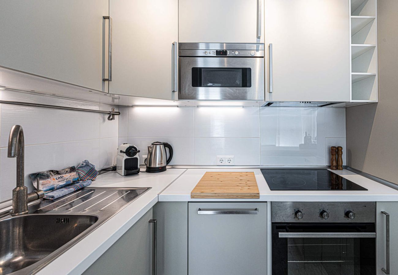 Cocina abierta totalmente equipada en el apartamento Acapulco Playa 302.