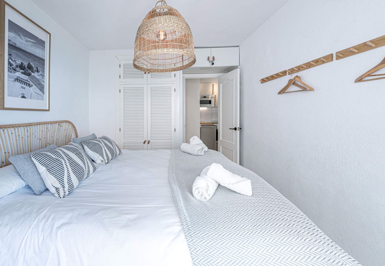 Dormitorio con cama doble de 180x200 en Acapulco Playa 302.