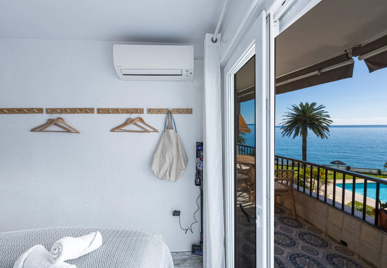 Vistas al mar desde el dormitorio del apartamento Acapulco Playa 302