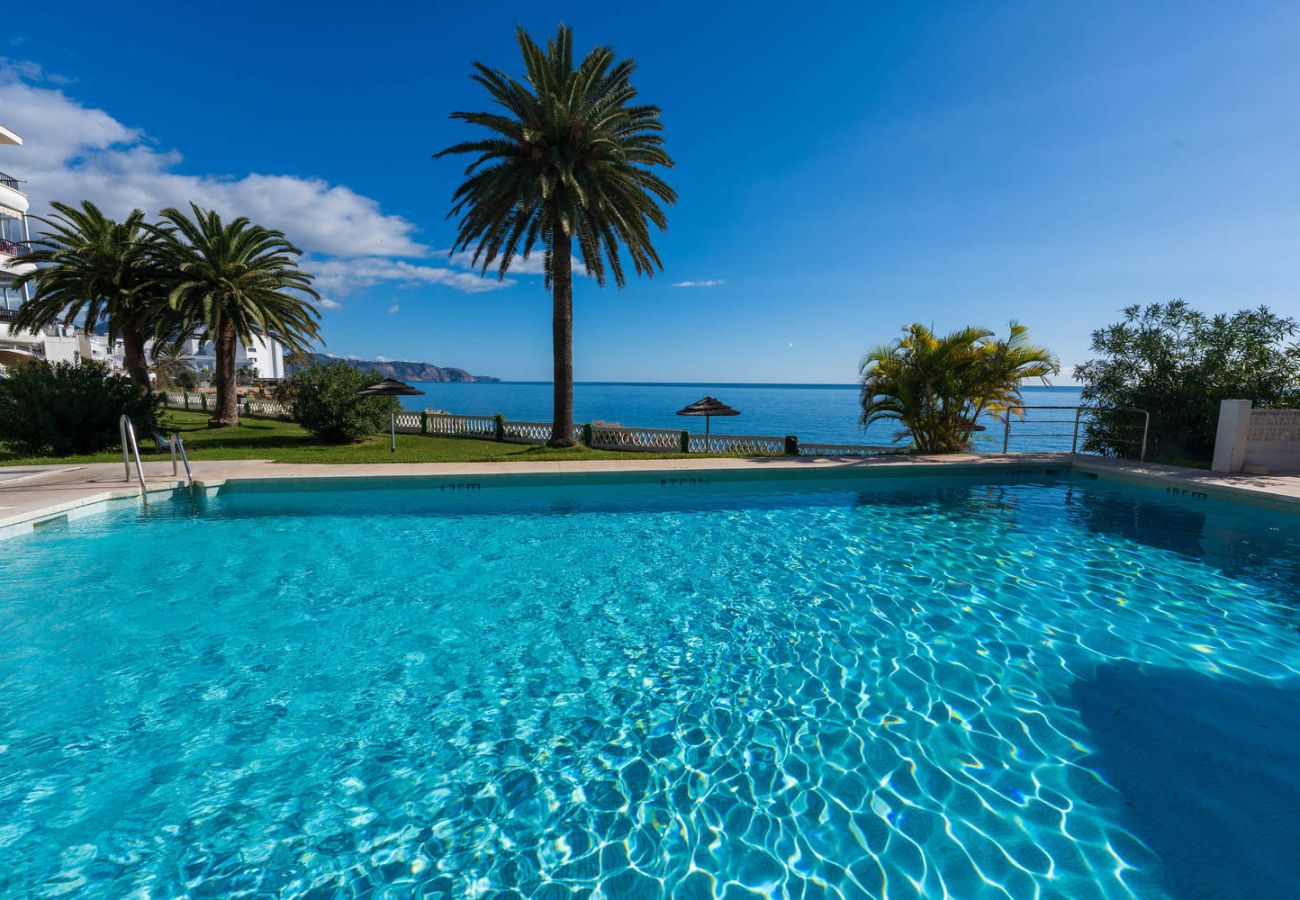 Piscina comunitaria con vistas al mar en Edificio Acapulco