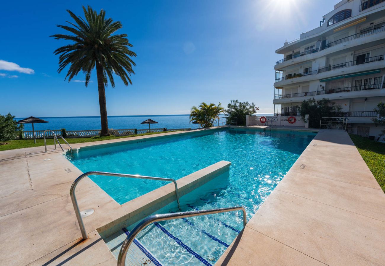 Piscina comunitaria de Acapulco 302 con día soleado