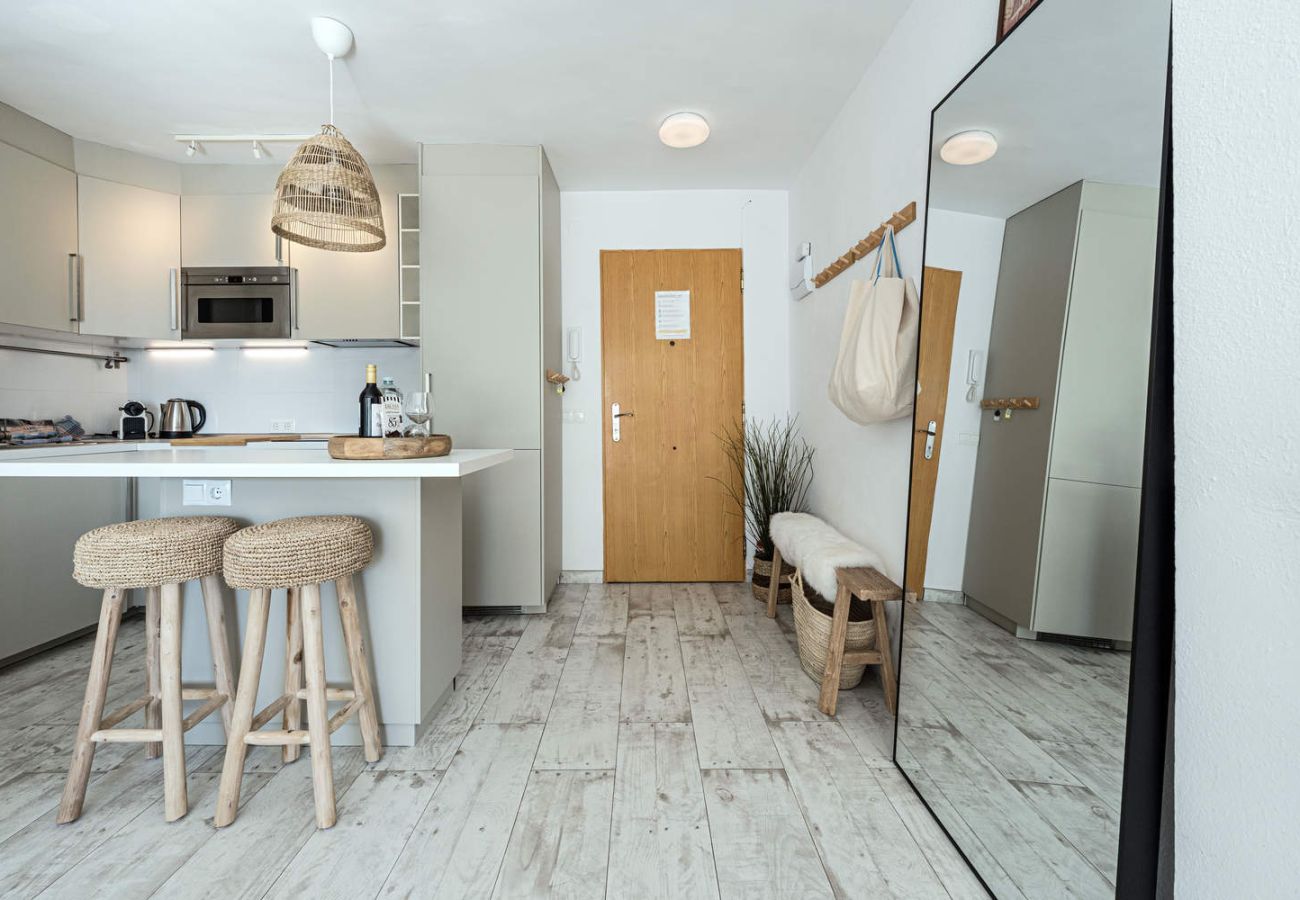 Salón luminoso del apartamento Acapulco Playa 302 con acceso directo a la terraza.