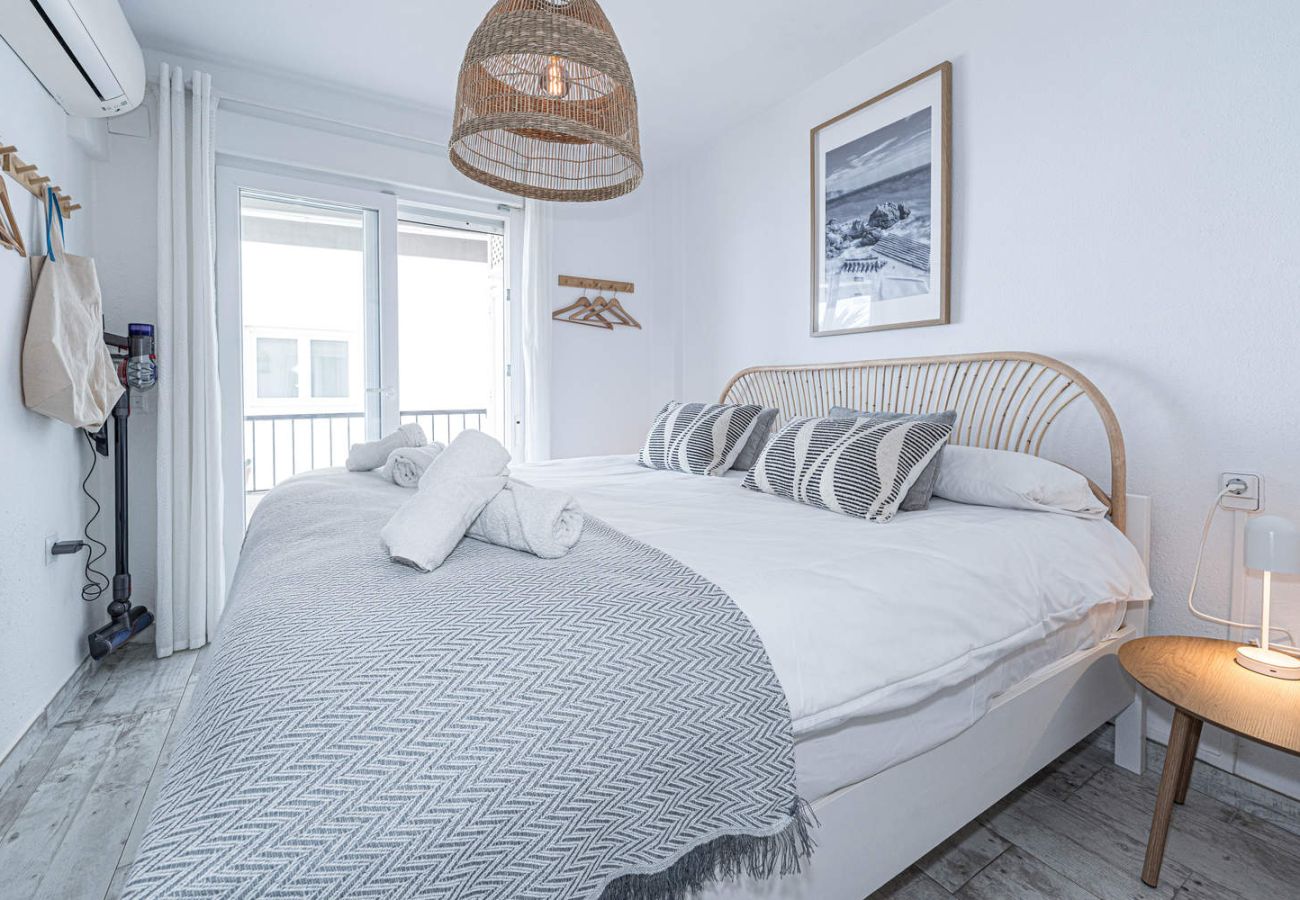 Luminoso dormitorio con cama doble con colchón grande y cómodo