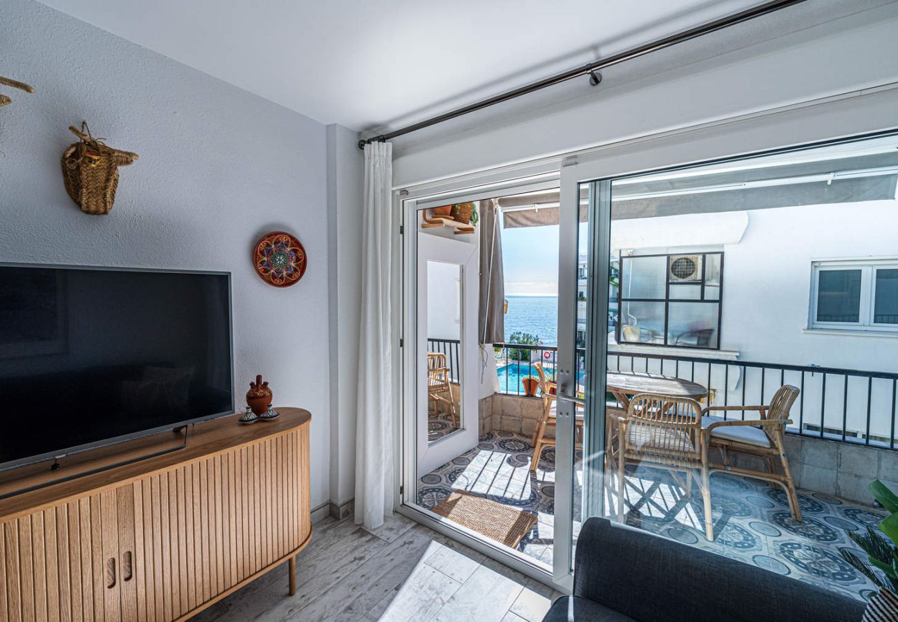 Zona de estar con sofá y televisión en Acapulco Playa 302