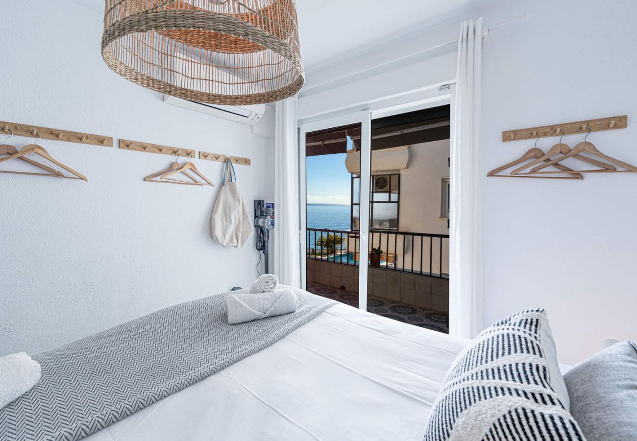 Habitación doble con comodidades, se ve la aspiradora Dyson para el uso de los huéspedes.