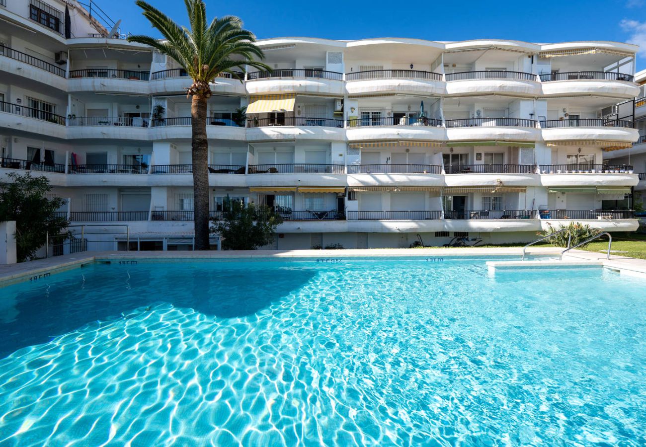 Piscina soleada y siempre disponible en Acapulco 302 con vista del edificio