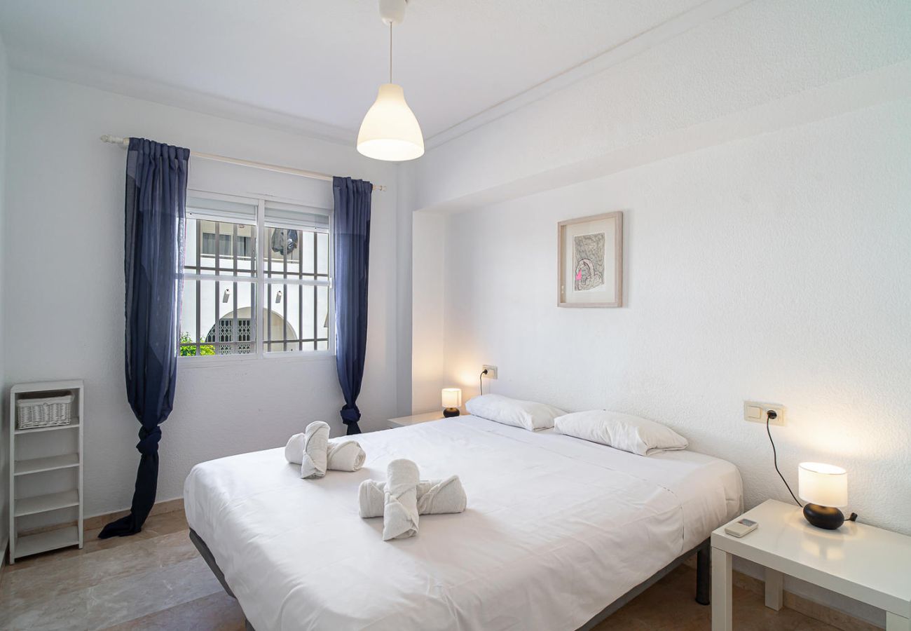 Dormitorio principal funcional con cama doble en apartamento vacacional en Torrecilla.