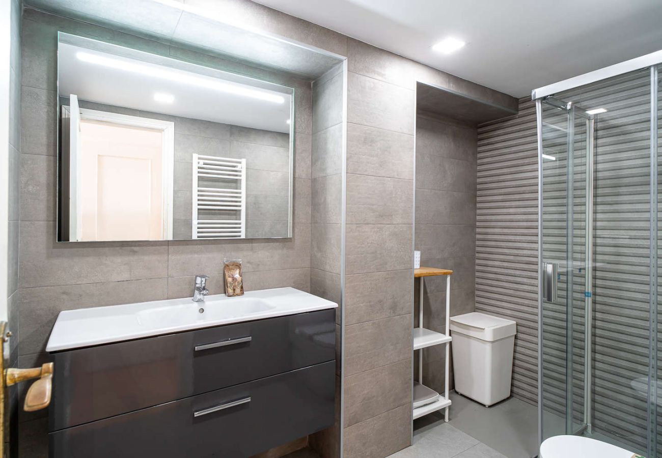 Baño moderno reformado con plato de ducha en el complejo Las Fuentes Nerja.