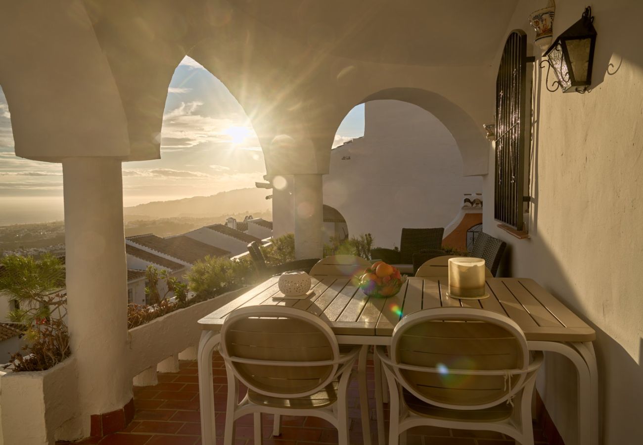 Terraza con vistas panorámicas al mar Mediterráneo y Nerja en Capuchinos 42.