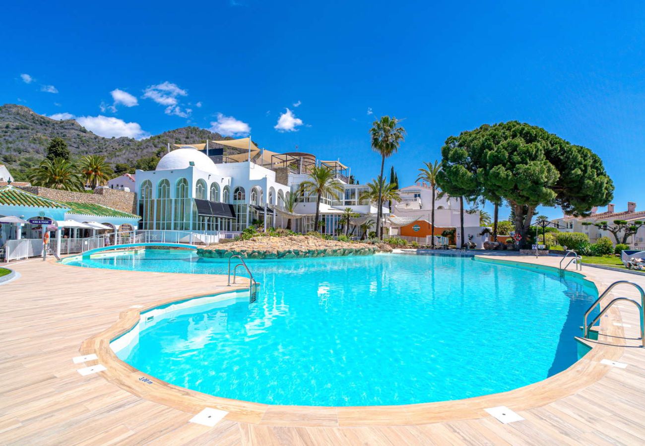 Piscina comunitaria grande con zona infantil en San Juan de Capistrano, Nerja.