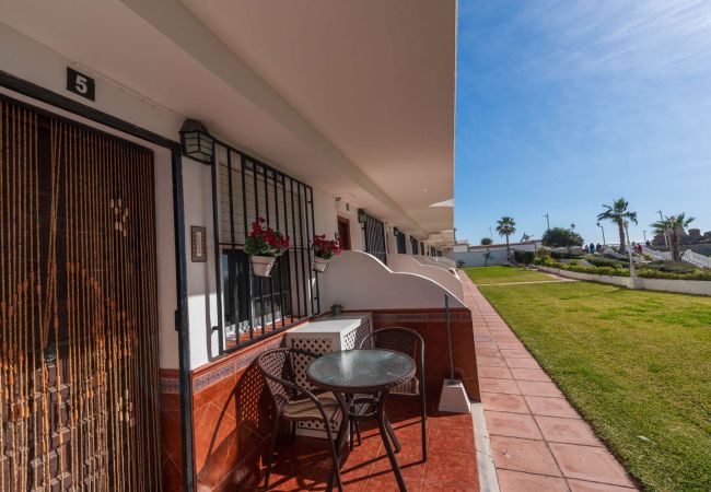 Terraza privada a pie de calle en Arce 5 con acceso al césped y vistas al mar.