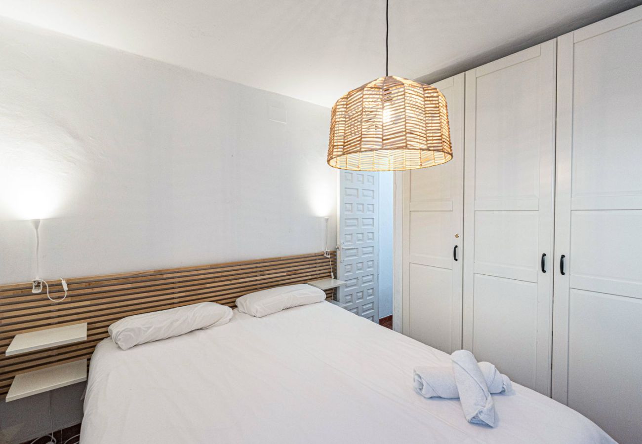 Dormitorio principal con cama doble, colchón de alta gama y armario empotrado.