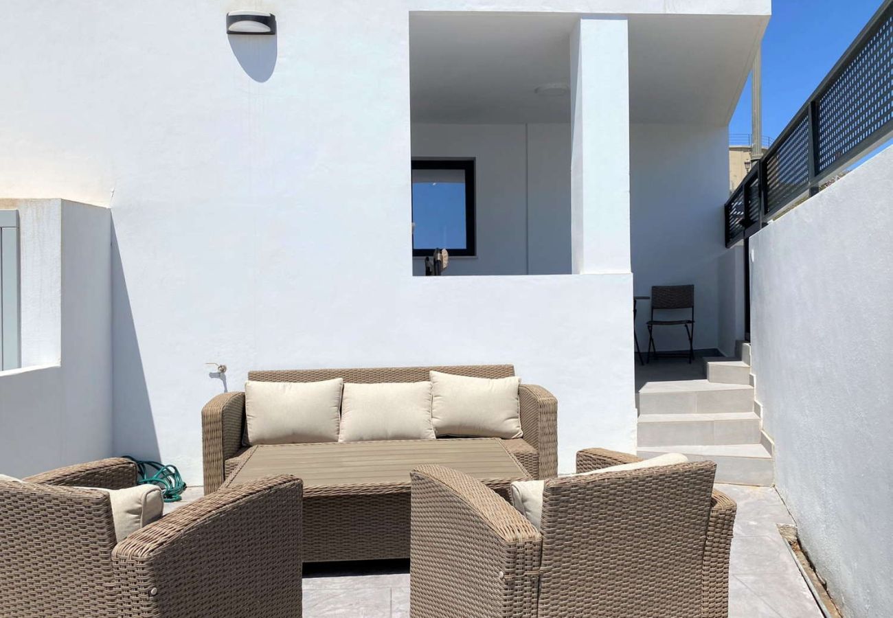 Apartamento con dos terrazas en Nerja: segunda terraza privada con sofás y zona lounge.