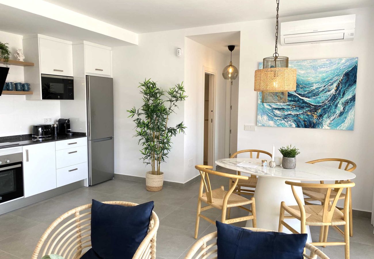 Salón-comedor y cocina moderna en apartamento para 6 personas en Nerja.