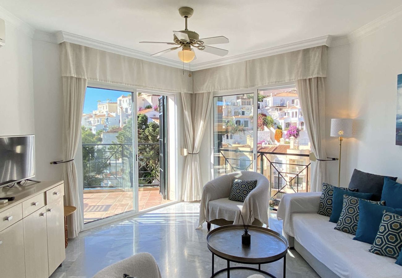 Amplio salón comedor con sofá cama en Villa Lucena, ideal para familias.