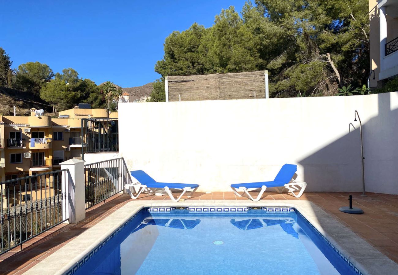 Zona de solárium con tumbonas para relajarse en Villa Lucena.