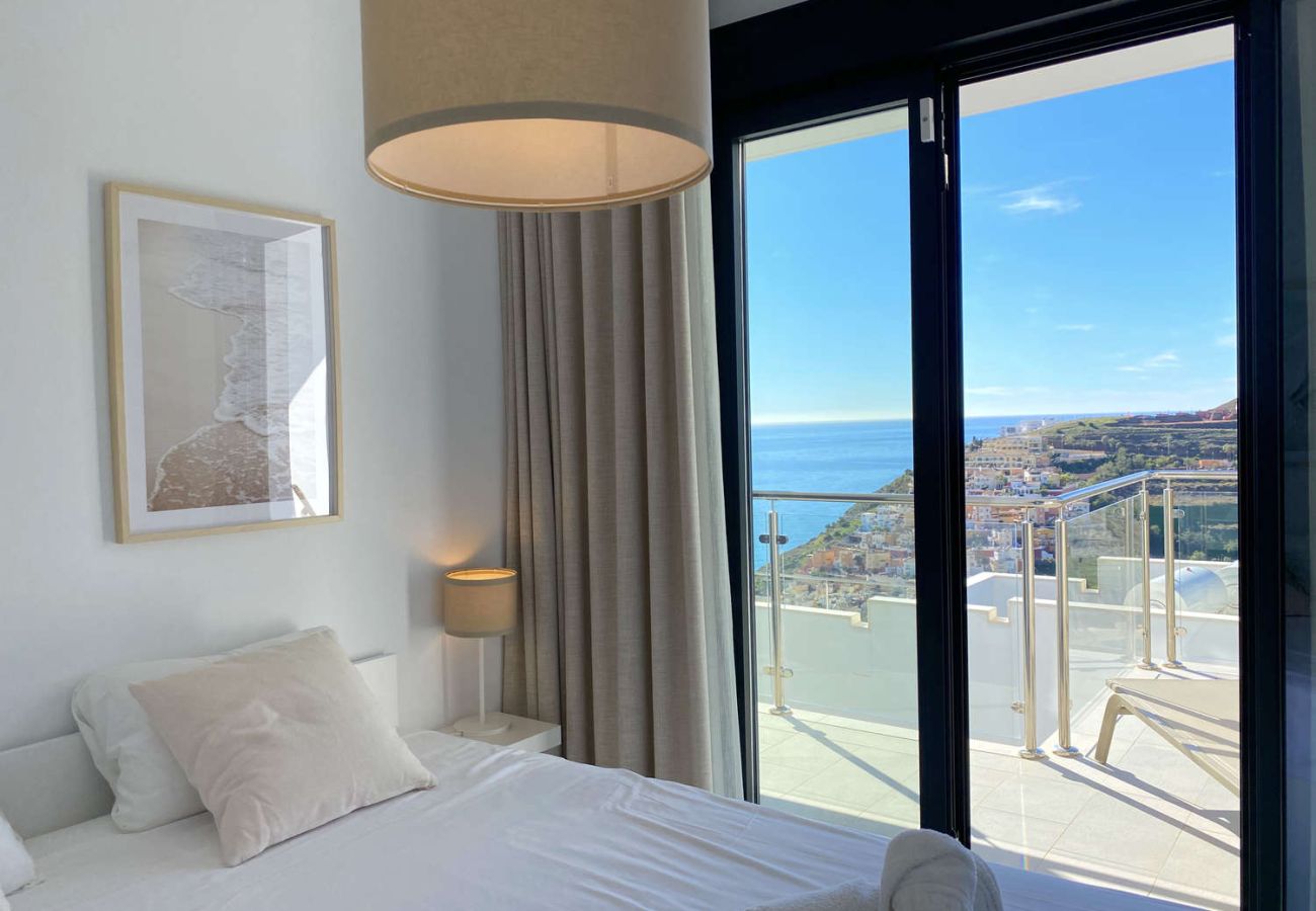Dormitorio principal con cama doble y vistas frontales al mar en Balcón del Mar Nerja.