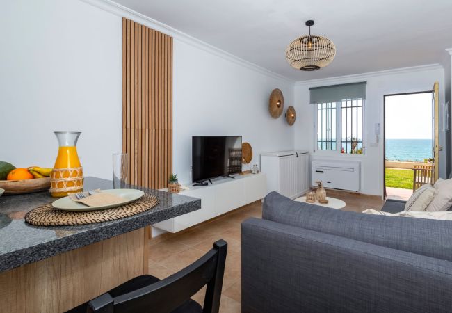 Salón moderno en el Edificio Arce con vistas directas al mar de la Playa Torrecilla en Nerja.