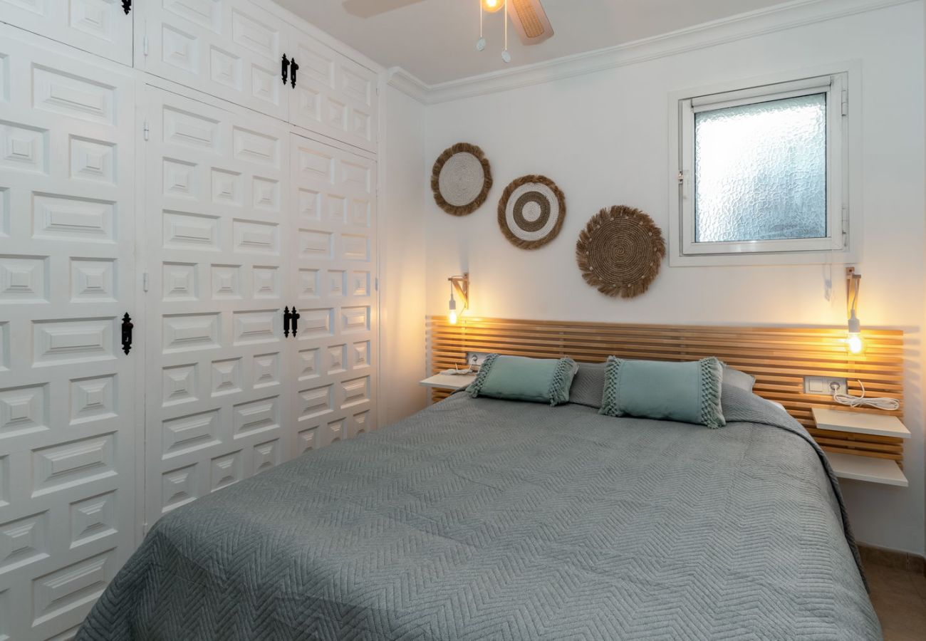 Dormitorio principal acogedor con cama doble y ambiente cálido ideal para parejas en Nerja.