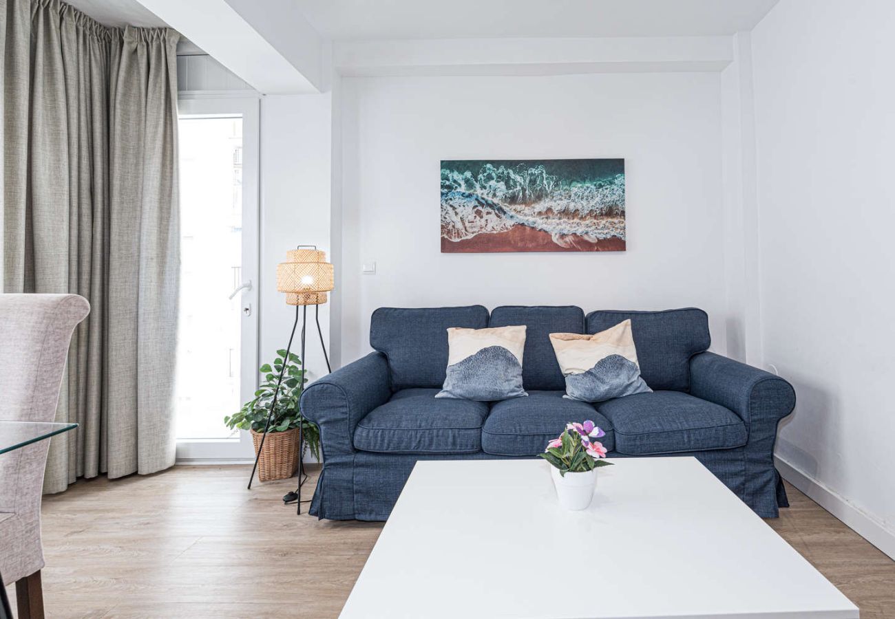 Salón acogedor con sofá confortable y mucha luz natural cerca de la playa en Nerja.