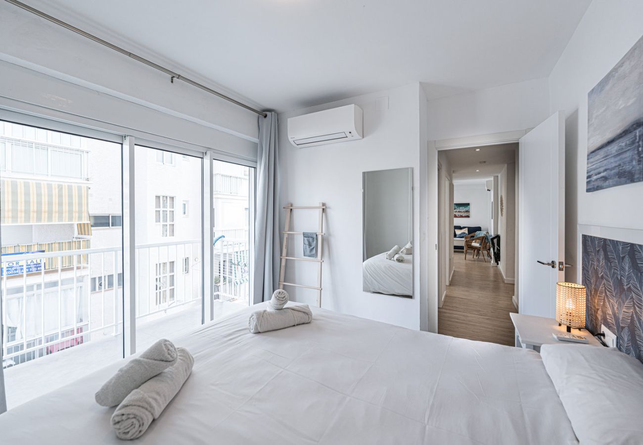 Dormitorio principal con cama doble y decoración moderna en apartamento Gaviota 3 Nerja.