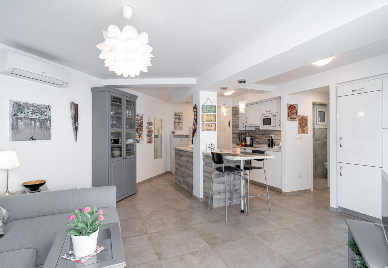 Vista general de la sala de estar y cocina moderna de concepto abierto en Nerja Centro.