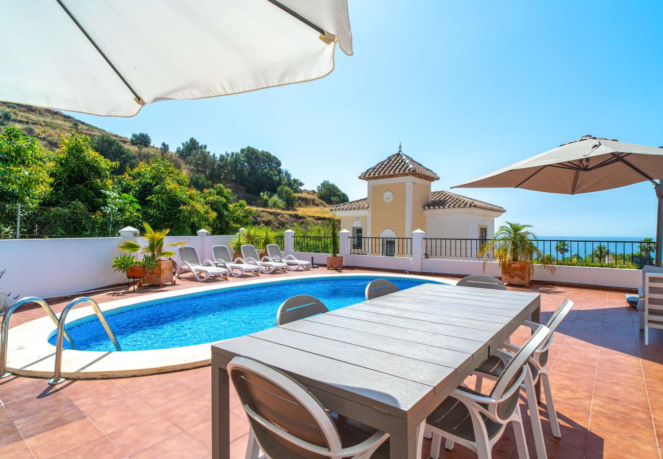 Villa en Torrox Costa - Villa Calidum: Villa con Piscina Privada en Nerja