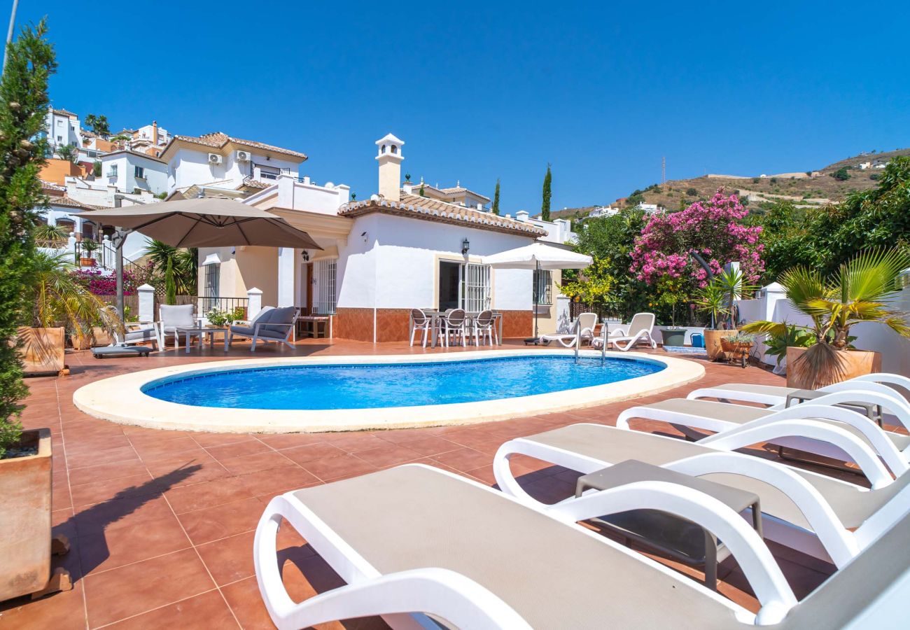 Villa en Torrox Costa - Villa Calidum: Villa con Piscina Privada en Nerja