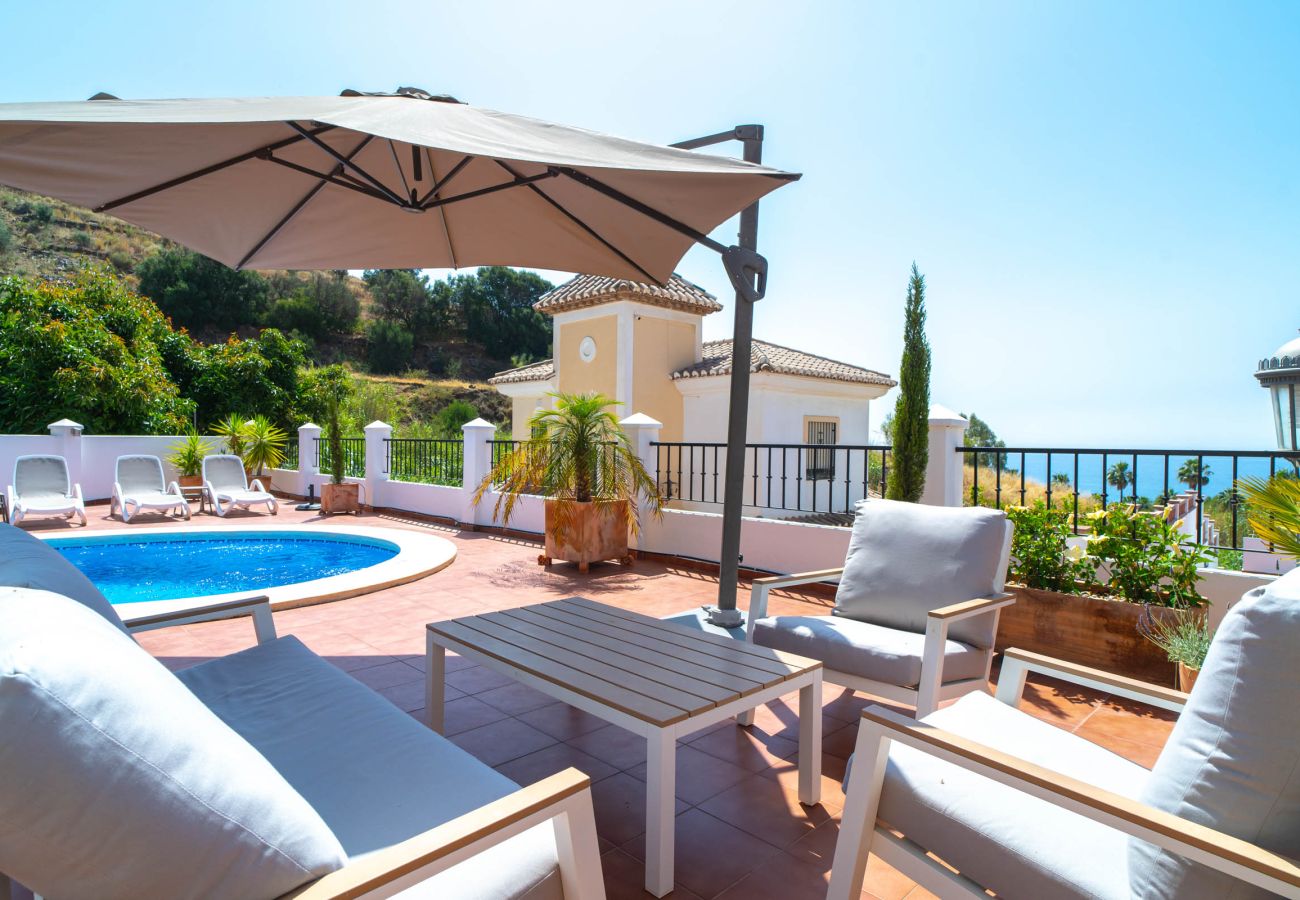 Villa en Torrox Costa - Villa Calidum: Villa con Piscina Privada en Nerja