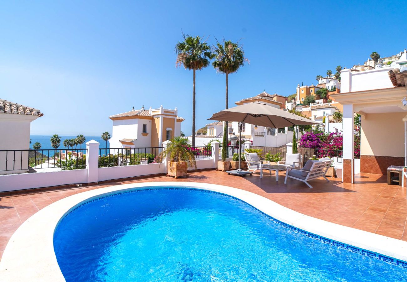 Villa en Torrox Costa - Villa Calidum: Villa con Piscina Privada en Nerja