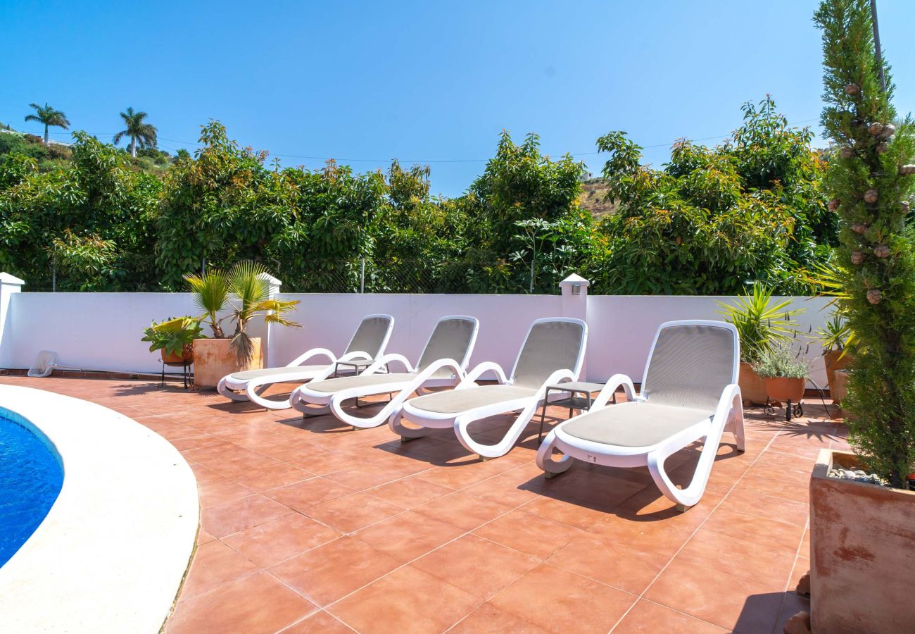 Villa en Torrox Costa - Villa Calidum: Villa con Piscina Privada en Nerja