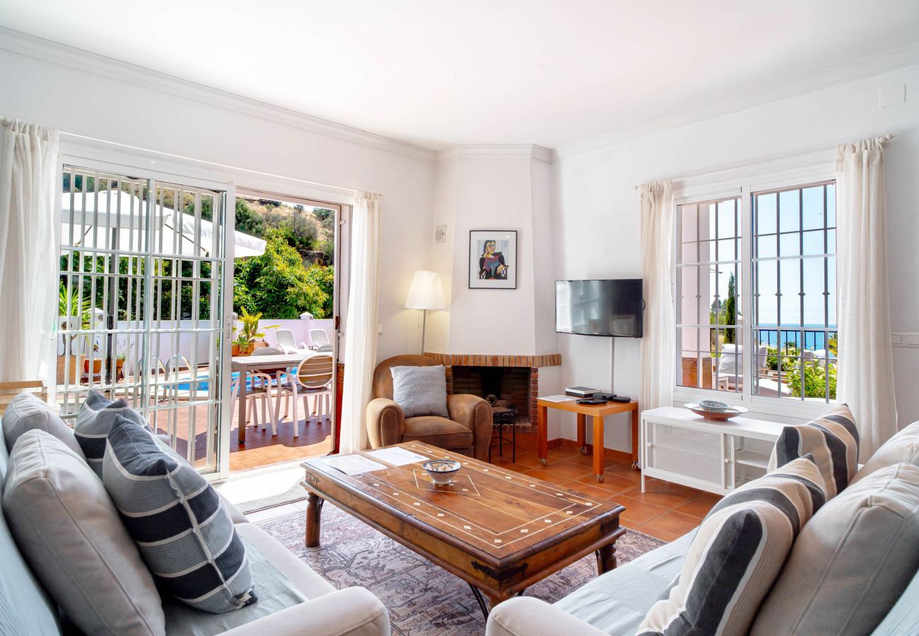 Villa en Torrox Costa - Villa Calidum: Villa con Piscina Privada en Nerja