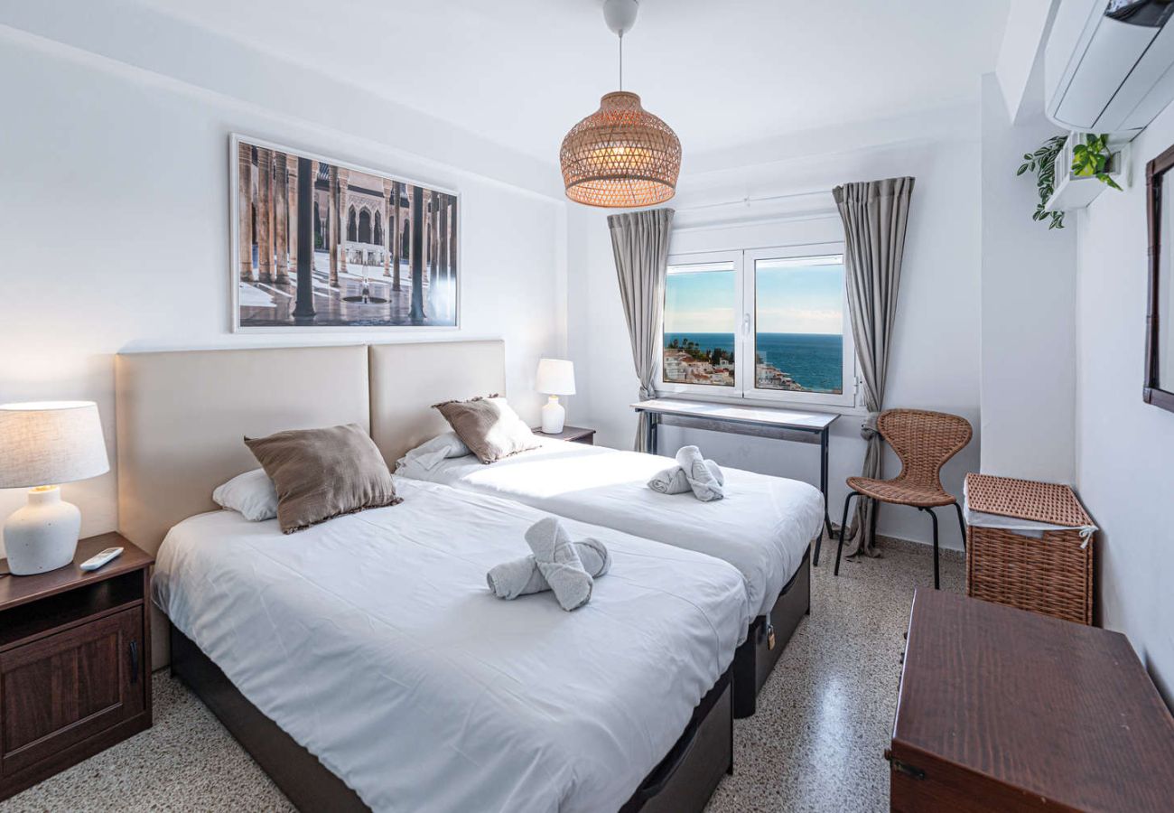 Dormitorio con vistas al mar desde la cama en Miami 18 Nerja