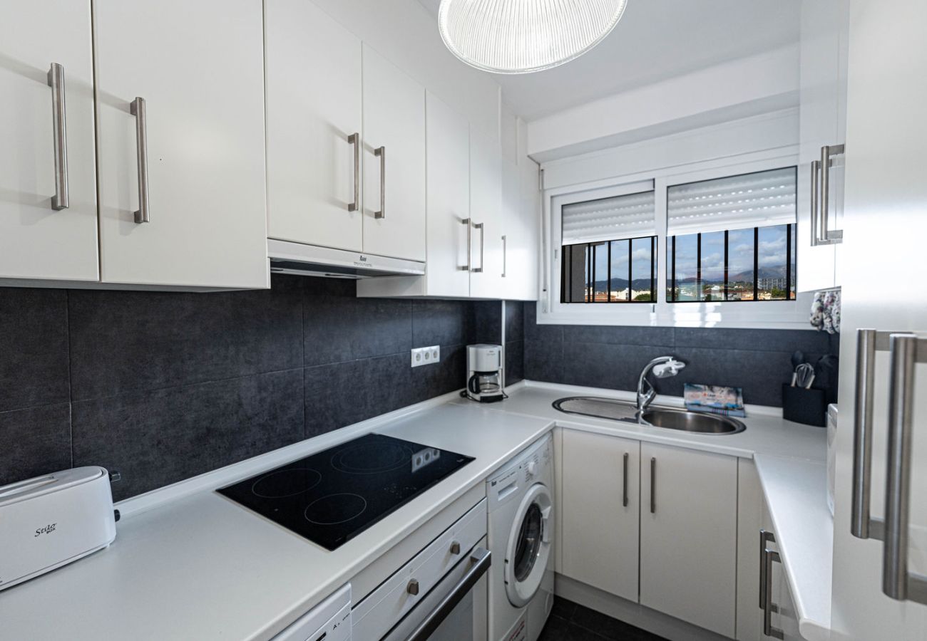 Cocina totalmente equipada con electrodomésticos en alquiler vacacional Nerja