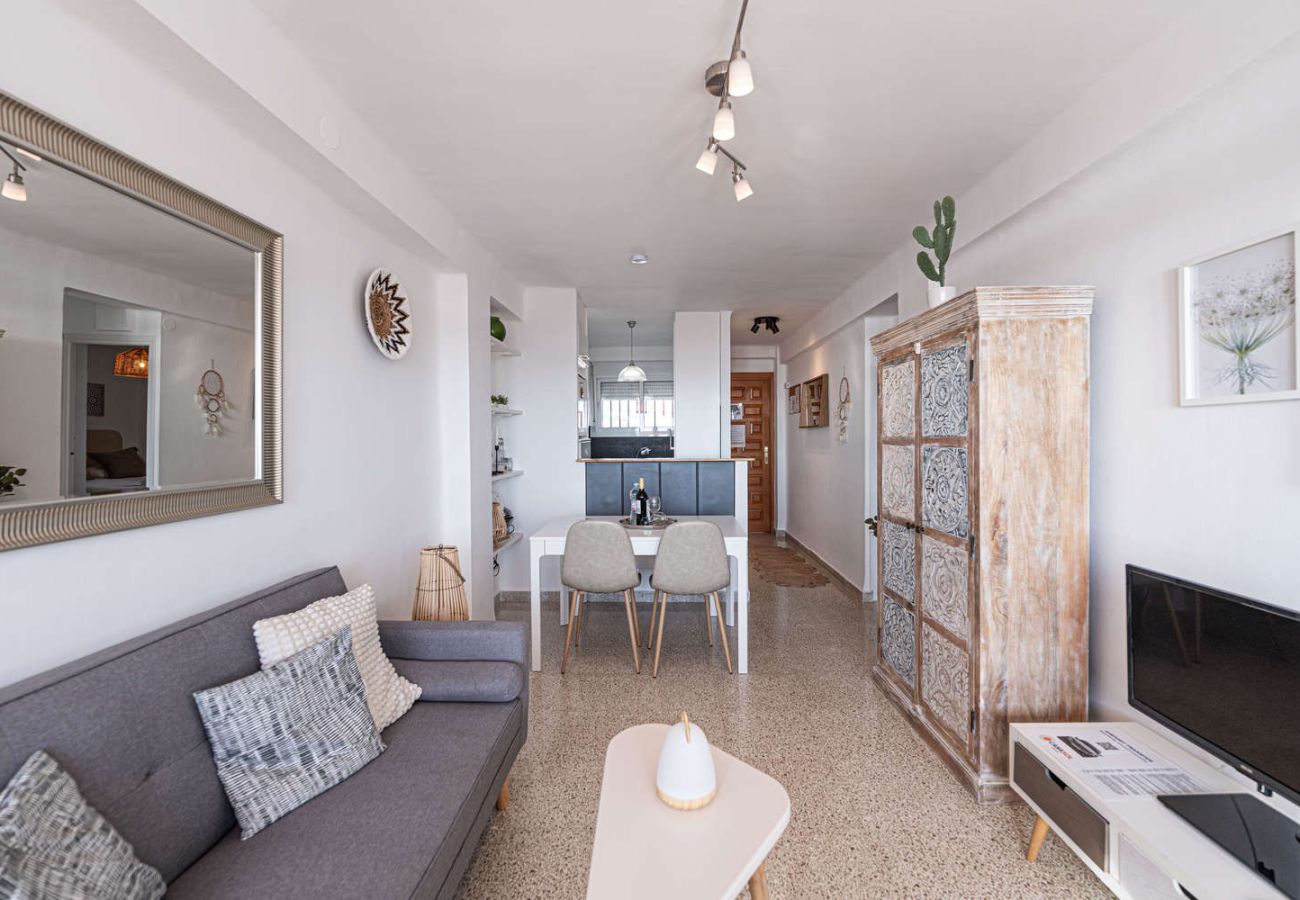 Salón comedor abierto y cocina moderna en apartamento Miami 18