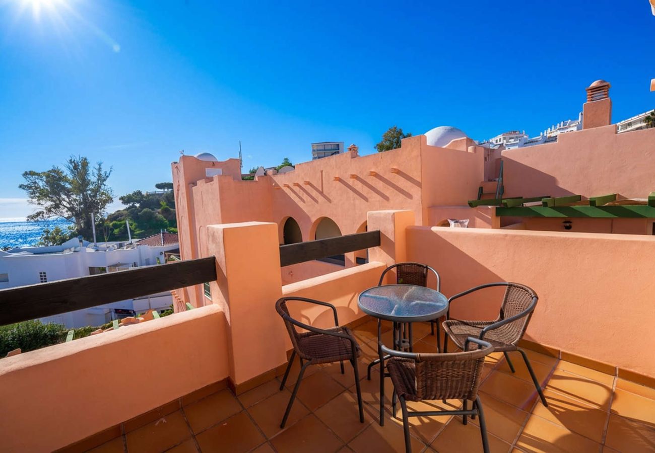 Terraza privada con zona de comedor exterior en apartamento Ibn Sadi Nerja.