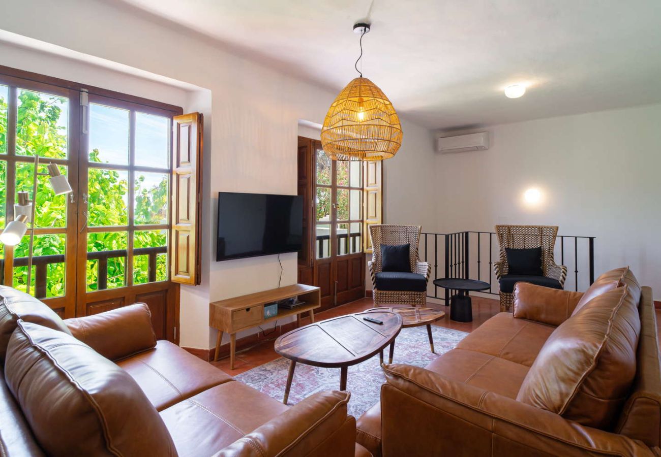 Amplio salón comedor con decoración moderna y sofás confortables en Villa Lorca, Nerja.