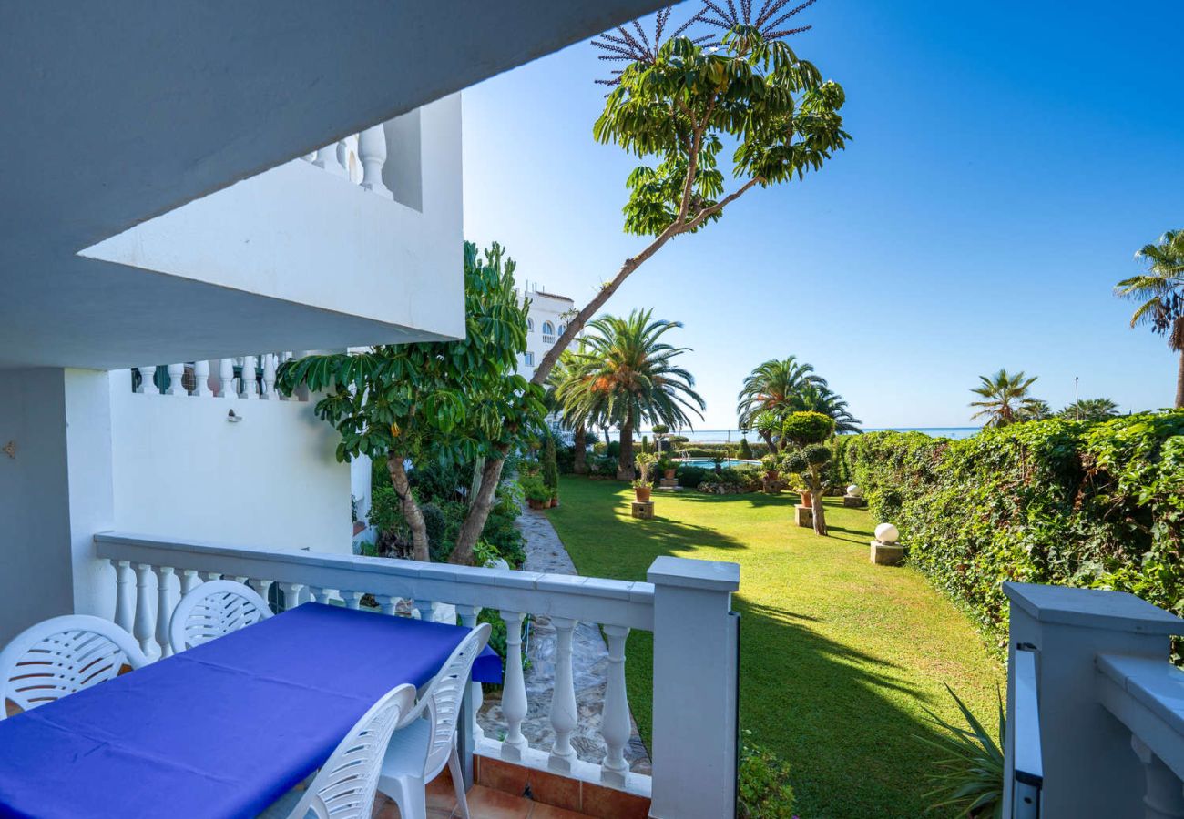 Terraza privada con puerta de acceso directo exclusivo a la piscina y jardín del complejo Stella Maris