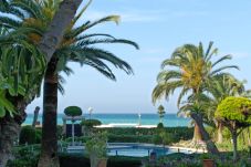 Vistas panorámicas al mar Mediterráneo y piscina desde la terraza privada en Stella Maris Nerja