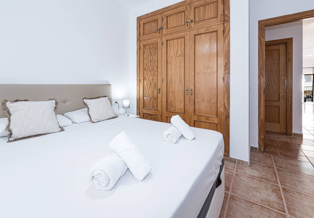 Dormitorio con cama doble y armario en Torrecilla Urban Beach