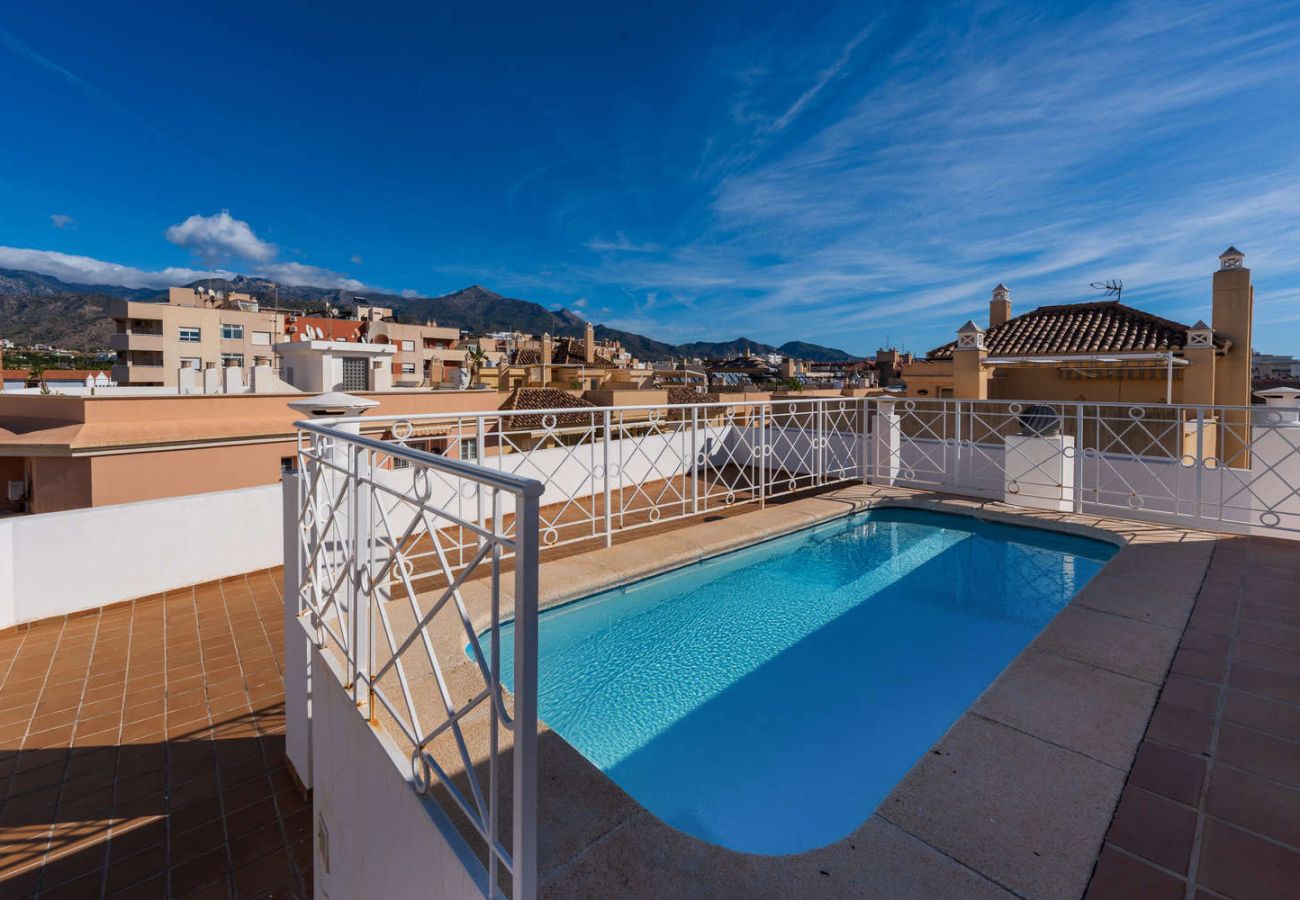 Piscina comunitaria en la azotea del Torrecilla Urban Beach Stay en Nerja, ideal para relajarse