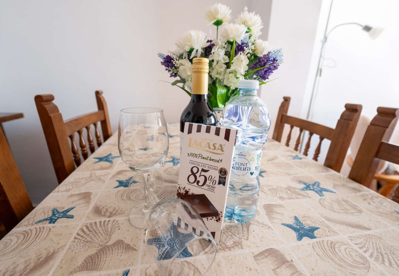 Zona de comedor con detalle de bienvenida en el apartamento en Nerja