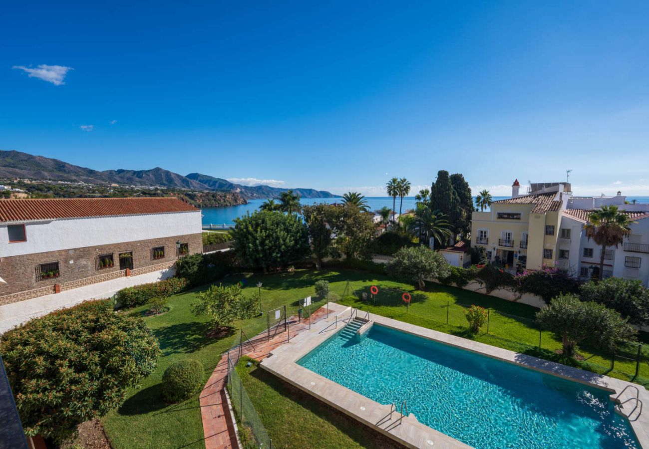 Vistas a la piscina y al mar en Nerja en el apartamento Acapulco 18