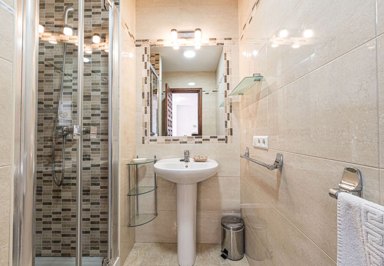 Detalles del baño del apartamento en Nerja con diseño funcional