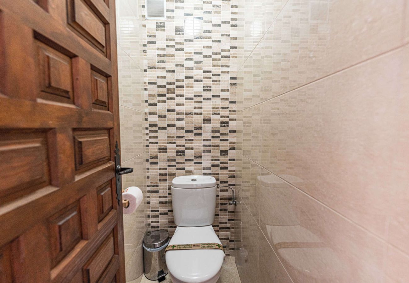 Baño del apartamento Acapulco 18 con tira ecológica de desinfección sanitaria